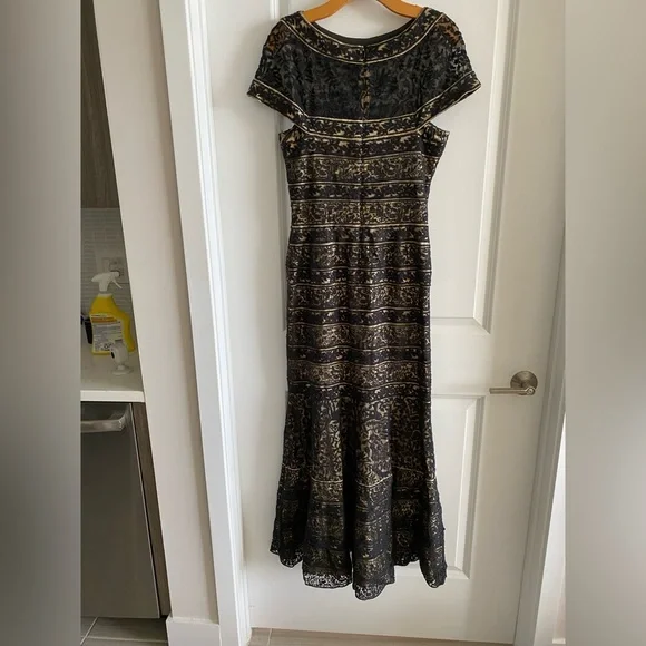 chinese dress ladies Tadashi Shoji Women's Lou Embroidered Crepe Bell Sleeve Dress main image 0